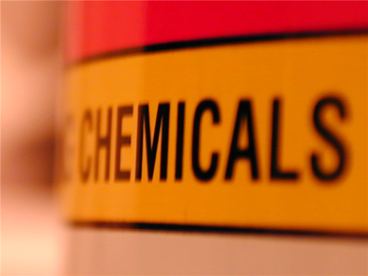 خطرات و عوارض مواد شیمیایی برای سلامتی افراد در معرض آنها